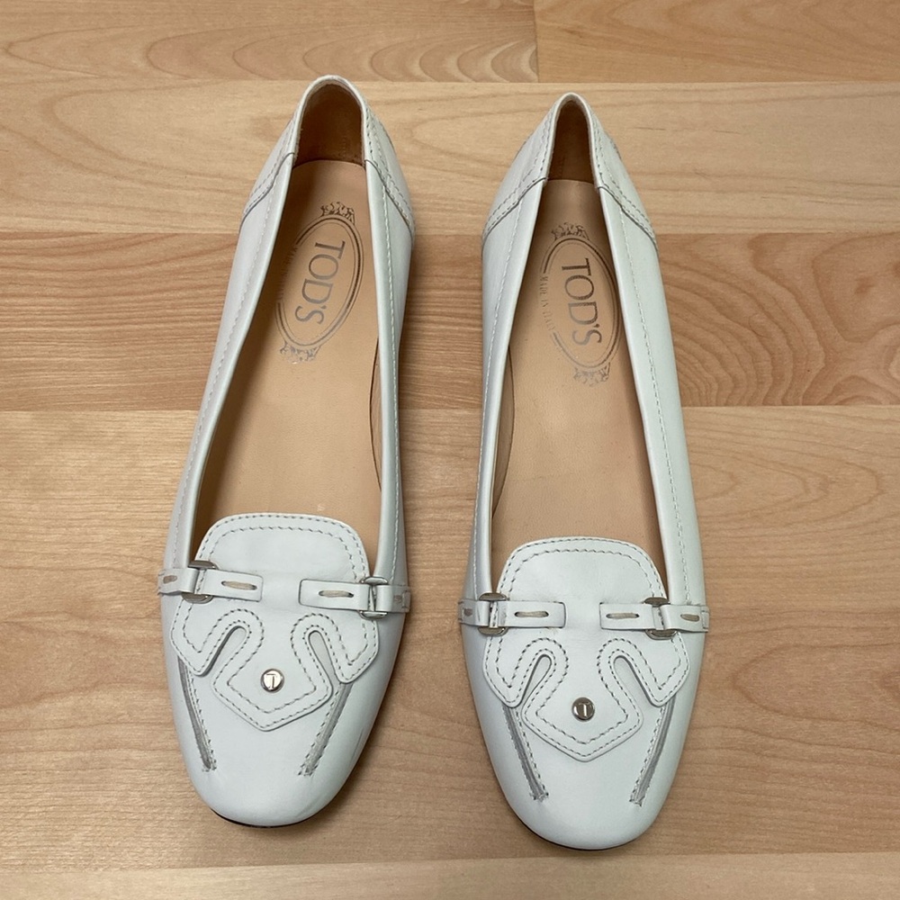 NEW Tod’s white leather and chrome driving loafers made in Italy, size 8